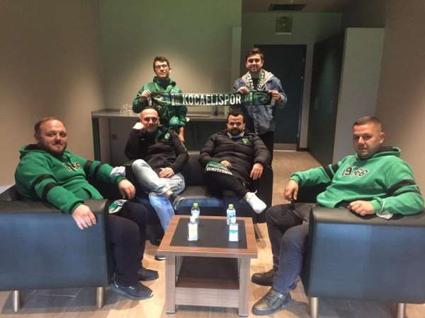 Kocaelisporlu taraftarlardan Hürriyet'e loca teşekkürü