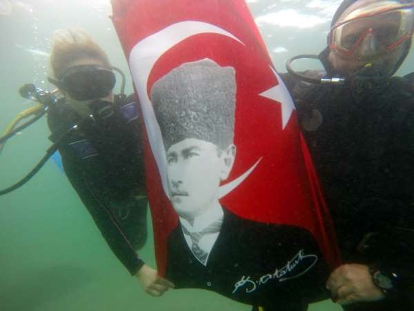 Suyun metrelerce altından Samsunspor'a destek 