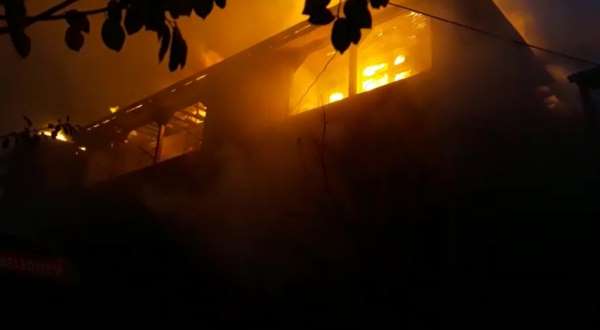 Erbaa'da yangın 3 evi sardı 
