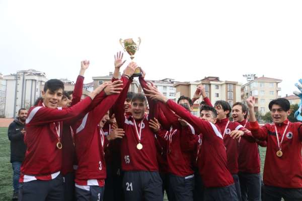 Genç Kartalsporlular şampiyonluk kupasını, Kartal Belediyesi yöneticilerinden al