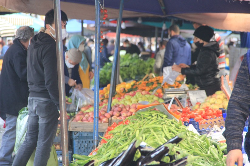 Samsun'da vatandaşlar kısıtlama öncesi pazara akın etti