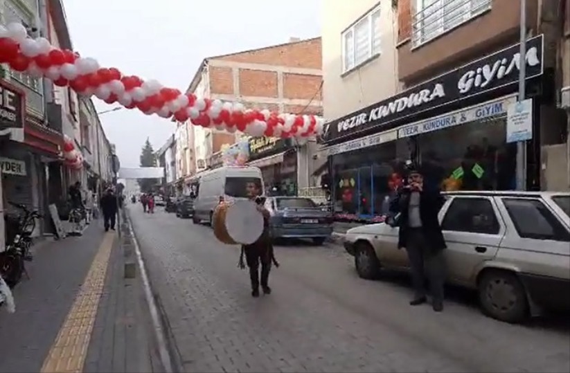 Samsun'da esnaf davullu-zurnalı 'sokak indirimi' yaptı, vatandaş düğün sandı