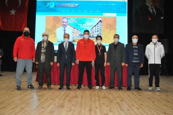 Akşehir Belediyesi'nden başarılı sporculara ödül