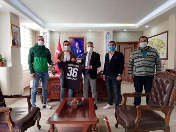 Çınar ve Yıldız'a Kağızman Gençlerbirliği forması hediye edildi