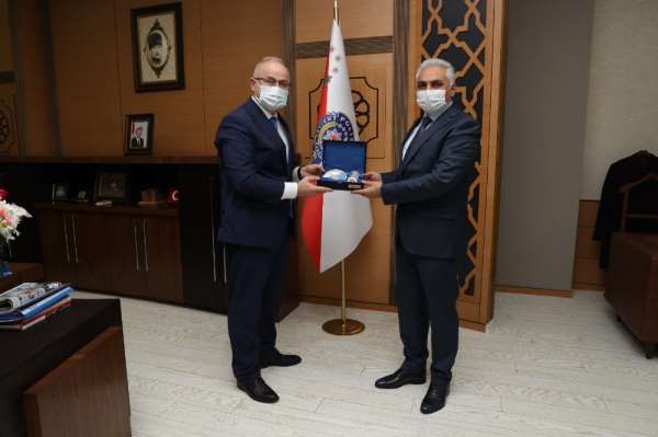 Rektör Ünal'dan iş birliği temasları