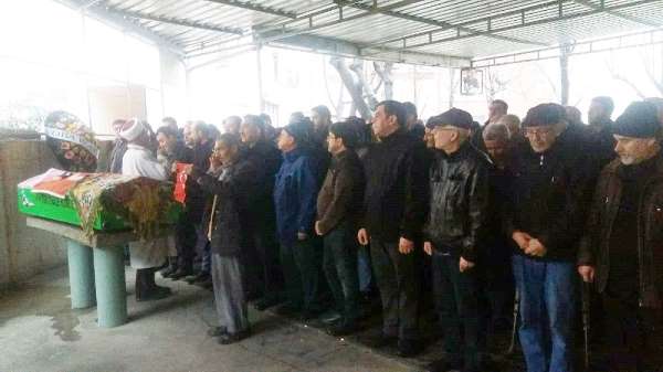 Annesini bıçakladıktan sonra balkondan atlayan genç kız toprağa verildi