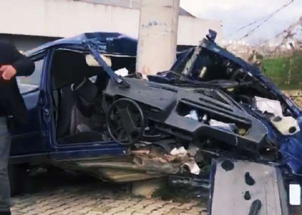 Samsun'da otomobil elektrik direğine çarptı: 2 yaralı 