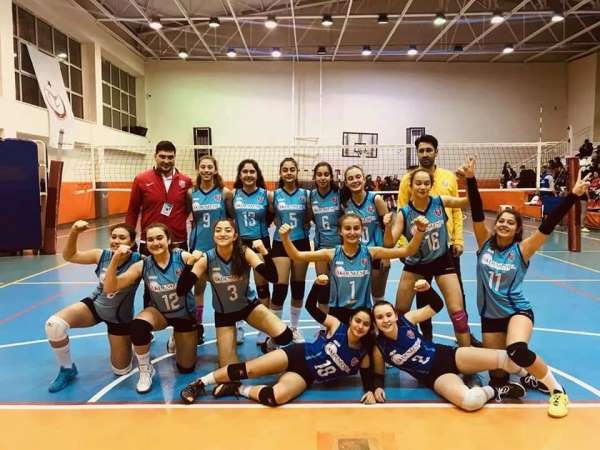 Kepez'in küçük kızlar voleybol takımından galibiyet
