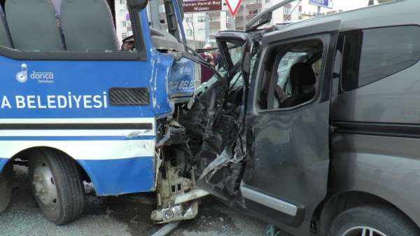 Kocaeli'de öğrenci taşıyan minibüs kaza yaptı: 27 yaralı 