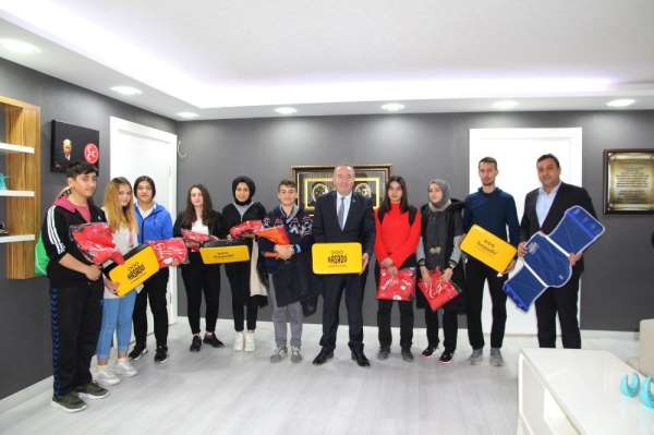 Sungurlu Belediyesi başarılı sporcuları ödüllendirdi