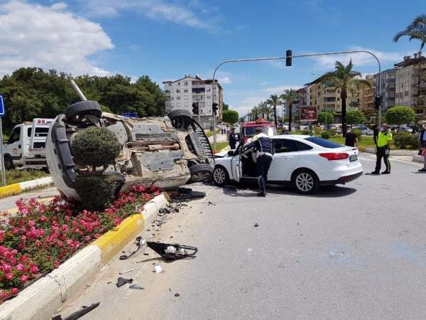 Antalya'da kazaya karışan otomobil yerden havalanıp takla attı: 3 yaralı