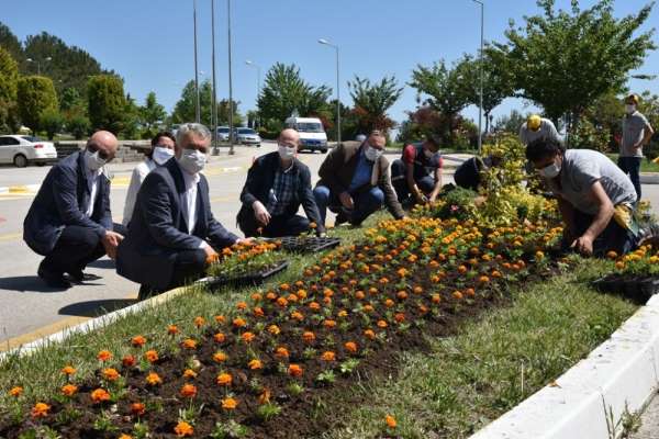 Rektör Bilgiç, 'Dünya Çevre Günü'nde çiçekleri toprakla buluşturdu 