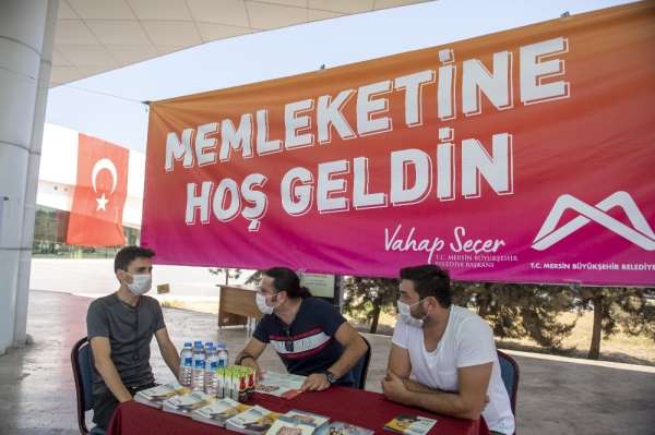 Mersin'e kayıt için gelen üniversiteliler otogarda karşılanıyor 