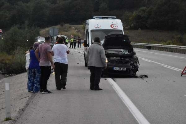 Sinop'ta otomobil ile hafif ticari araç çarpıştı: 1 ölü, 5 yaralı 
