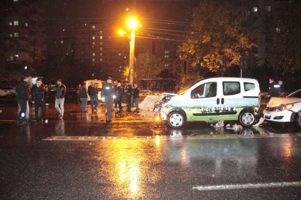 Diyarbakır'da sağanak yağış zincirleme kazaya neden oldu: 5 yaralı 