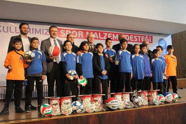 Eyüp Sultan Belediyesi'nden okullara spor malzemesi desteği
