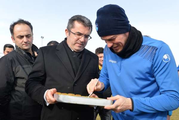 Vali Memiş'ten BB Erzurumspor'a tatlı ziyaret