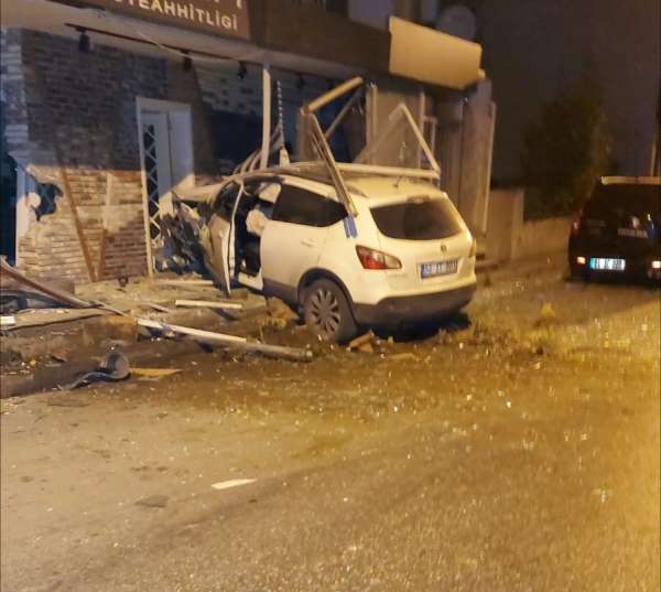 İzmir'de kısıtlama sessizliği kaza gürültüsü ile son buldu...Cip iş yerine girdi