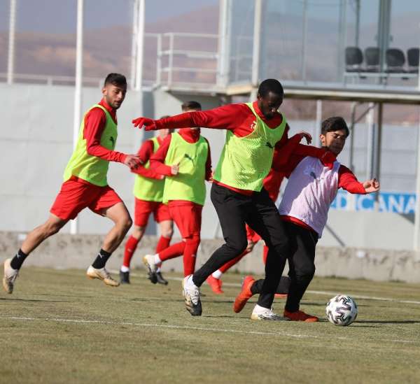 Sivasspor'da Hakan Arslan çalışmalara başladı 