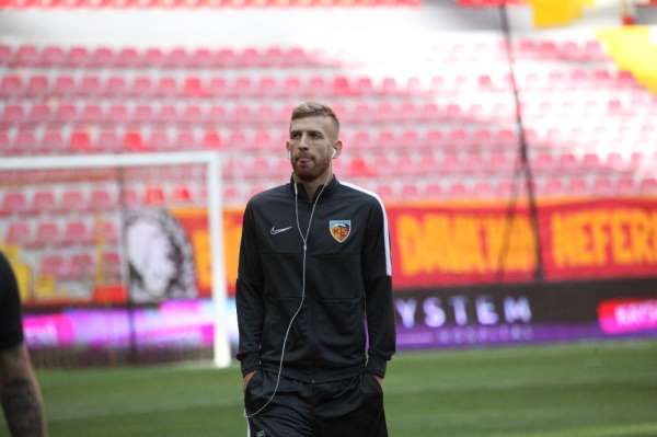 Kayserispor’da 4 futbolcu kırmızı kart gördü