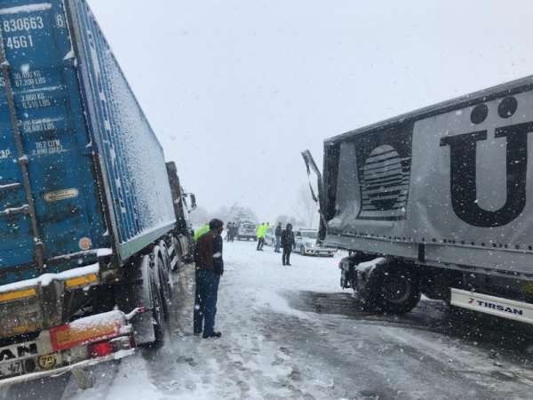 Yoğun kar yağışı ve TIR kazaları Bursa-Ankara yolunu kapattı 