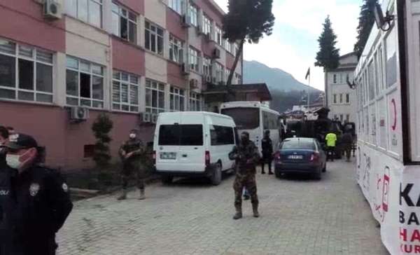 Kardeşini ve yengesini öldüren zanlı adliyede