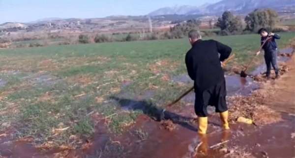 Osmaniye'de çiftçiler kuraklık nedeniyle buğday tarlalarını suladı