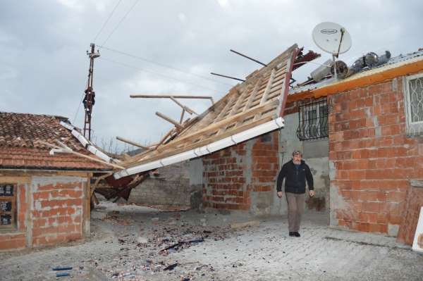 Niksar'da fırtına evin çatısını uçurdu 