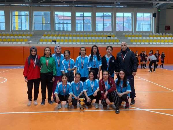 20 takımın katıldığı turnuvada Altıntaş'a üçüncülük kupası kazandırdılar