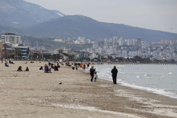 Kısıtlamasız ilk cumartesi gününde vatandaşlar sahile akın etti 