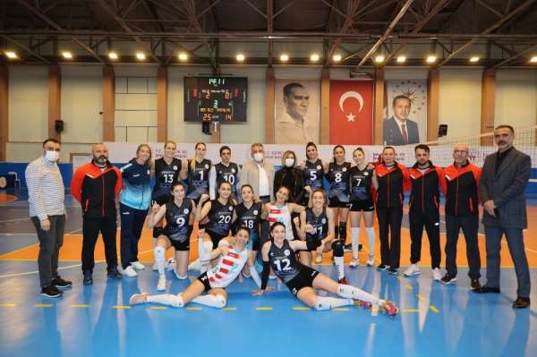 Nevşehir Belediyespor Kadın Voleybol takımı, Antalyaspor'u rahat geçti 
