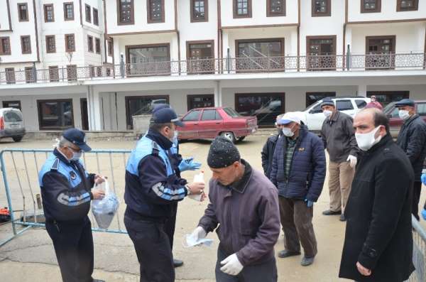 Boyabat Belediyesi'nden ücretsiz maske dağıtımı 