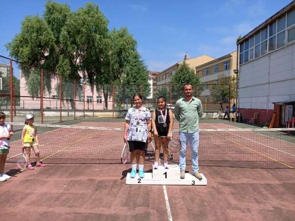 Akçakoca'da mini tenis turnuvası yapıldı 