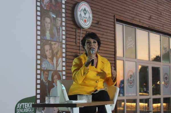 Ünlü sinema sanatçısı Hülya Koçyiğit, Giresun'da hayranları ile bir araya geldi 