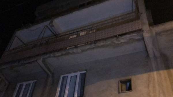 Kıskançlık krizine girdi, balkonda eşini 9 yerinden bıçakladı