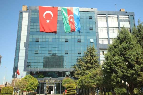 Atakum Belediyesi'nden kardeş ülke Azerbaycan'a dev bayraklı destek 