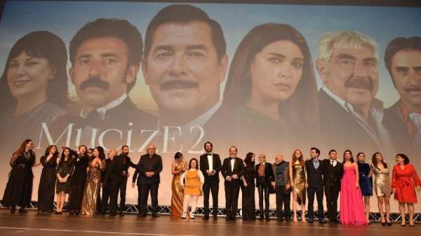 'Mucize 2 Aşk' filminin ekibi tam kadro İzmir galasına katılacak 