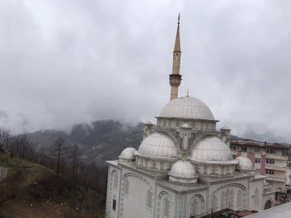 Fırtına minareyi beşik gibi salladı 