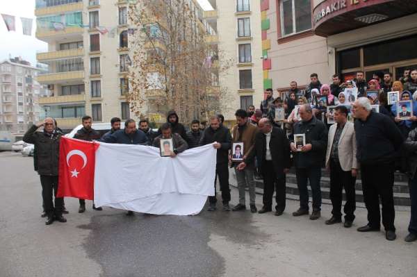 HDP önündeki aileler İdlib ve Van şehitleri için ellerinde kefen ve Türk bayrağı