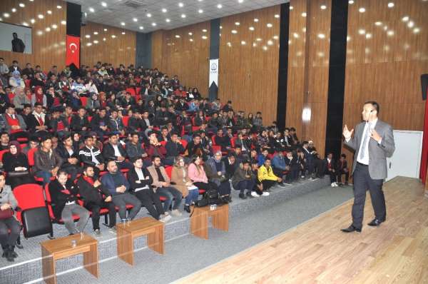 Liseli öğrencilere 'Üniversite sınavlarında başarı kodları' semineri verildi