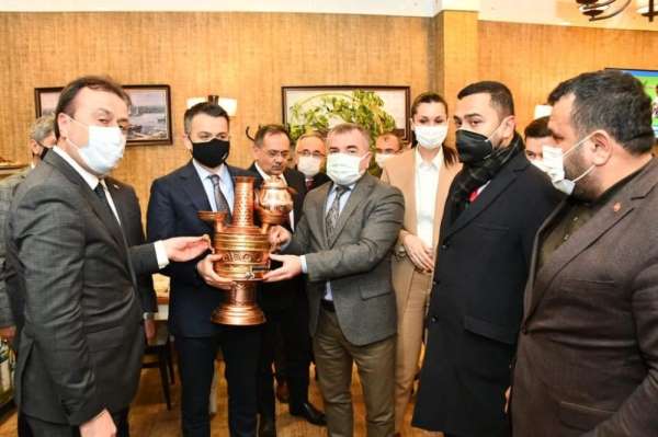 Başkan Özdemir, Bakan Pakdemirli'ye Havza semaveri hediye etti 