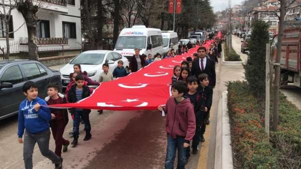 Bolu'da, öğrenciler şehitler için 200 metrelik bayrakla yürüdü