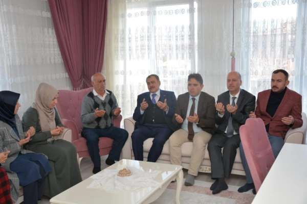 Eski Bakan Eroğlu memleketi Şuhut'ta şehit ailelerini ziyaret etti 