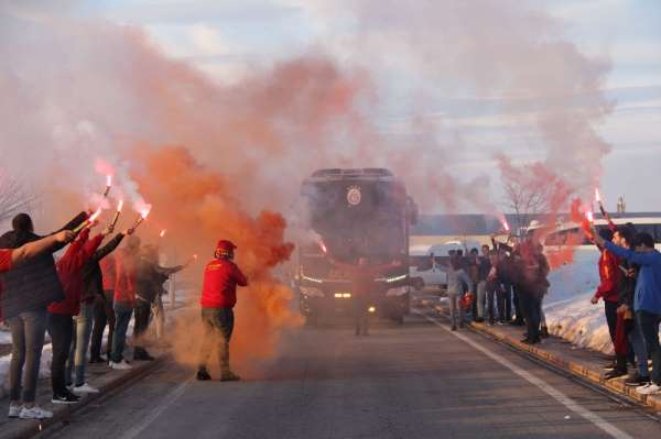 Galatasaray kafilesine Sivas'ta coşkulu karşılama 