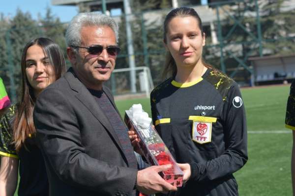 Kadın Hakemlere karanfil