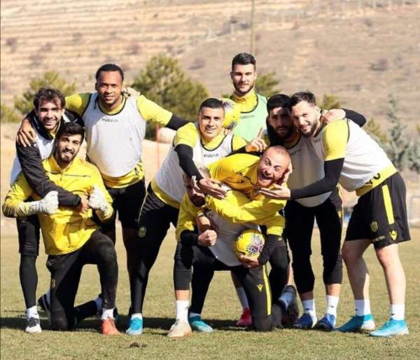 Yeni Malatyasporlu futbolcular taraftara seslendi 