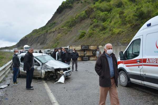 Sinop'ta kamyonet ile otomobil çarpıştı: 3 yaralı 