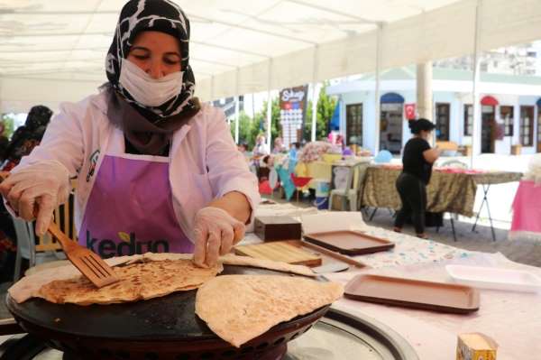 Kadınlar maskelerini takıp kollarını sıvadı