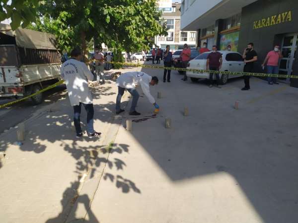 Denizli'de silahlı saldırı: 1'i polis 2 yaralı 