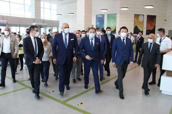 Kazakistan Başbakan Yardımcısı, şehir hastanesi modelini Manisa'da inceledi 